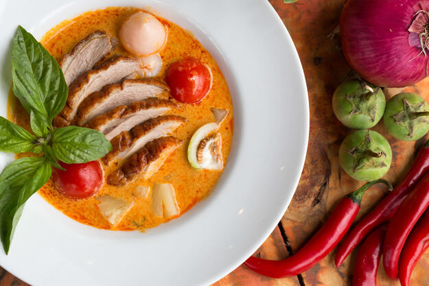 Canard rôti dans une sauce au curry rouge