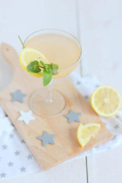 Non-alcoholic cocktail with coconut water