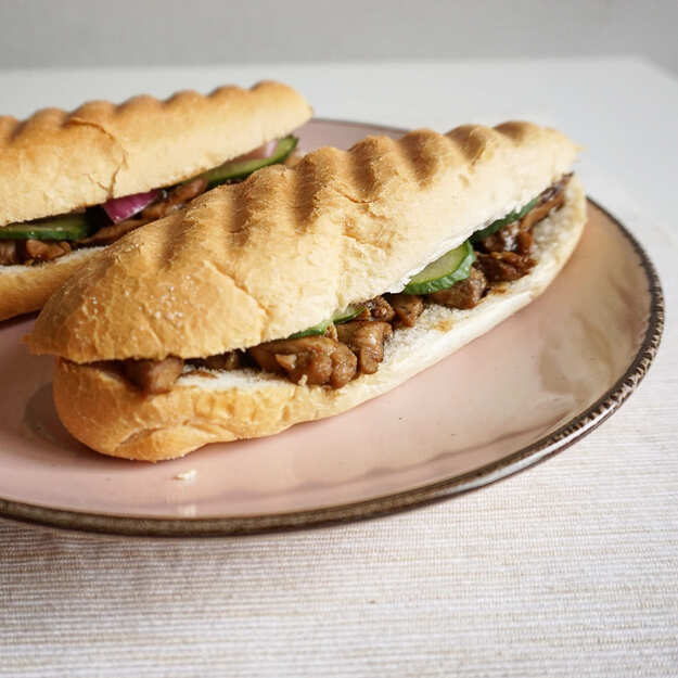 Sandwich au poulet de soja surinamais