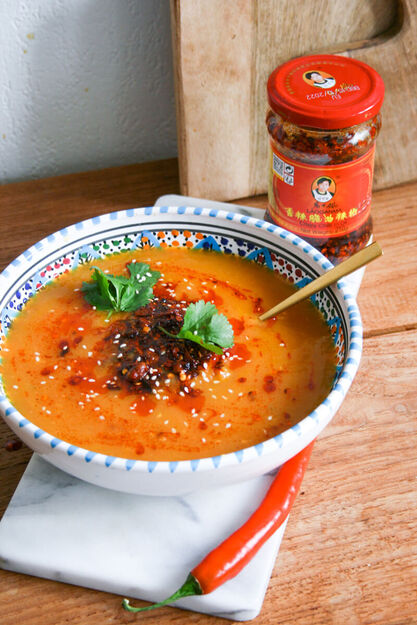 Soupe asiatique au potiron avec huile de piment croustillante